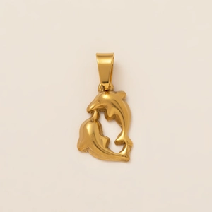 Detail eines 18K Gold-Delfinanhängers mit Hochglanzfinish und maritimen Zwillingsmotiven