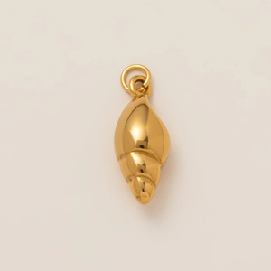 Détail de ce pendentif coquillage en or 18 carats poli avec une bélière ronde
