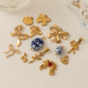 Collares con colgante de lazo y flor bañados en oro de 18K con dijes de esmalte vintage de lujo