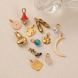 Pendentifs assortis plaqués or avec champignon rouge, chausson de danse et perle sur fond