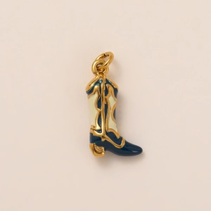 Détail d'un pendentif botte de cowboy plaqué or 18K avec émail bleu et crème