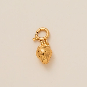 Pendentif fraise doré poli avec textures de graines et fermoir à ressort circulaire