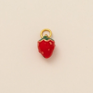 Detail eines roten Erdbeer-Anhängers mit grünen Blättern und goldener Öse für Schmuck