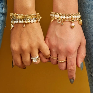 Pulsera con dijes de acero de titanio con circón colorido y anillos dorados a juego