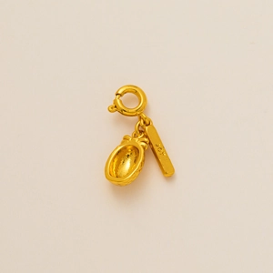 Détail du pendentif ananas doré et breloque JOY avec fermoir pour bijoux DIY