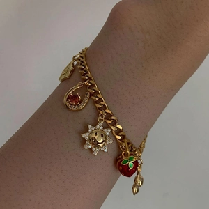 Bracciale a catena cubana dorata con ciondoli a fragola, sole e zirconi a forma di U