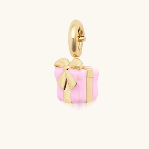 Detalle de dije de caja de regalo en esmalte rosa con lazo dorado y anillo pulido