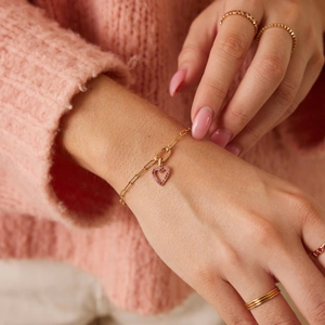 Bracelet chaîne trombone plaqué or 18 carats avec pendentif coeur rose porté