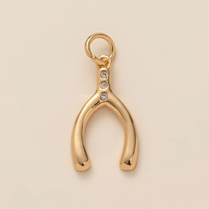 Détail du pendentif bréchet doré avec trois cristaux incrustés et fini brillant