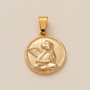 Vue détaillée d'un pendentif circulaire doré avec un ange en relief sur fond beige
