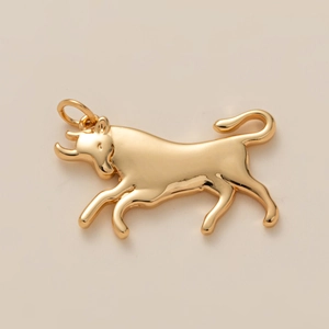 Pendentif taureau doré poli avec des lignes musclées et une boucle de suspension solide