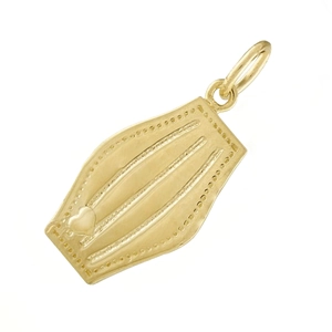 Détail d'un pendentif masque plaqué or 18K avec plis texturés et petit accent cœur