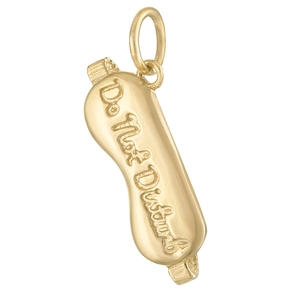 Détail d'un pendentif en or 18K avec texte Do Not Disturb en relief poli