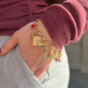 Bracelet chaîne chunky plaqué or 18K avec pendentifs cœur, sapin et charmes vintage