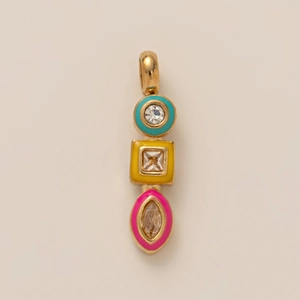 Détail du pendentif géométrique en émail coloré avec zircons blancs sur socle doré