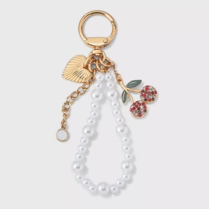 Dettaglio portachiavi placcato oro 18K con anello di perle e ciondoli a forma di ciliegia