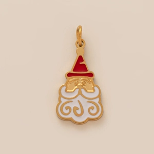 Detailopname van een Kerstman-hanger met rood emaille en gouden metalen afwerking