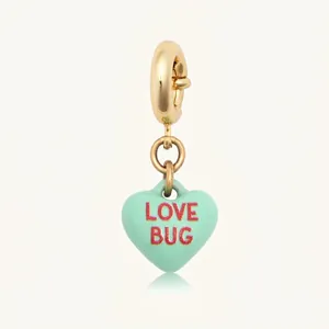 Pendentif cœur doré avec émail menthe et inscription LOVE BUG sur fond clair