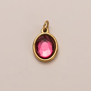 Dettaglio macro del ciondolo ovale rosa con taglio sfaccettato e montatura placcata oro 18K