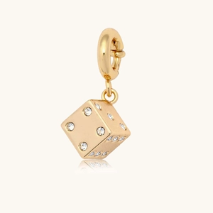 Détail du pendentif dé plaqué or 18K avec cristaux étincelants incrustés et fermoir anneau