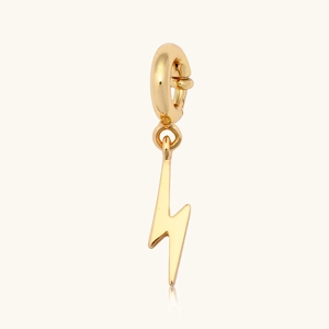 Vue détaillée du pendentif éclair plaqué or 18 carats avec une surface en métal poli