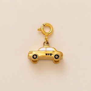 Detail van een vergulde NYC taxi hanger met witte ramen en een ronde veerring sluiting
