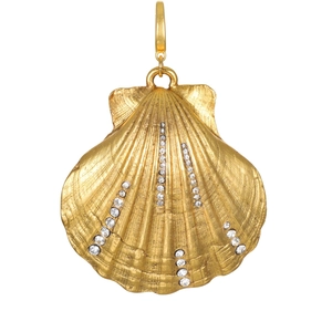 Goldener Muschel-Halskettenanhänger mit weißen Zirkonia-Steinen auf weißem Hintergrund