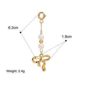 Detailansicht des 6,3 cm Goldbogen-Bikini-Anhängers mit Perlen und Karabinerverschluss