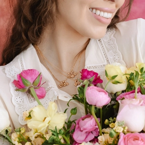 Collana a tre strati in acciaio inossidabile placcato oro 18K con ciondoli floreali