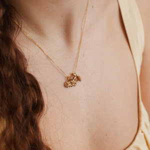 Collana in acciaio inossidabile placcato oro 18K con dodici delicati ciondoli a fiore