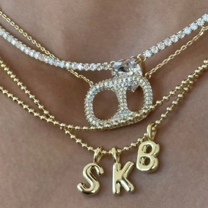 Set di collane a strati placcate in oro con cuore, logo CD e ciondoli con lettere