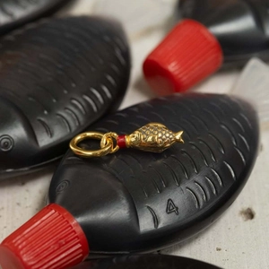 Golden fish pendant in 18K vacuum plating stainless steel with red neck detail