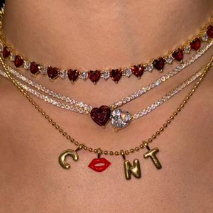 Collane a strati dorate con ciondoli a cuore colorati e charms a forma di labbra