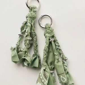Détail du pendentif porte-clés tressé vert floral avec perles et fermoir métallique