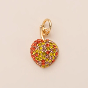 Detalle macro del colgante de corazón en oro de 14K con cristales pavé de colores