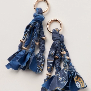 Porte-clés bohème en tissu bleu fait main avec pompons et crochets rotatifs en or rose