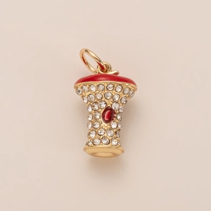 Vista macro del colgante de corazón de manzana bañado en oro de 14K con cristales blancos