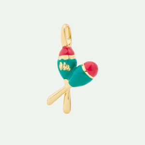 Détail du pendentif maracas plaqué or 18K avec émail rouge et vert et gravure N2