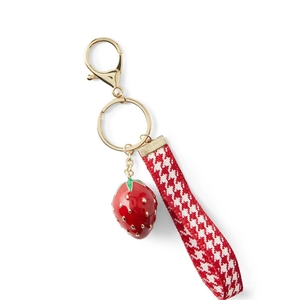DIY Erdbeer Schlüsselanhänger mit Emaille-Anhänger und Hahnentrittband an goldenem Karabiner