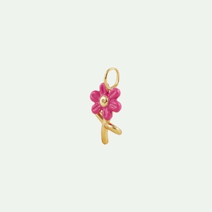 Détail du pendentif fleur en émail rose avec monture en métal doré 18 carats