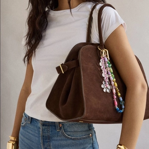 Bijou de sac bohème perlé coloré avec fleur sur un grand sac cabas en daim marron