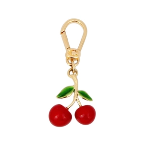 Detailansicht eines roten Kirsch-Taschenanhängers mit goldenem C-Logo und grünem Blatt