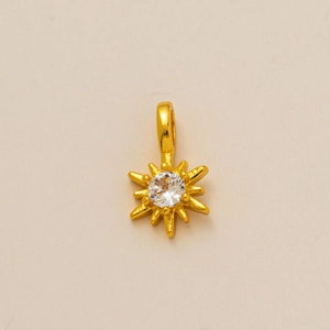 Pendentif étoile doré avec un zircon rond étincelant serti au centre