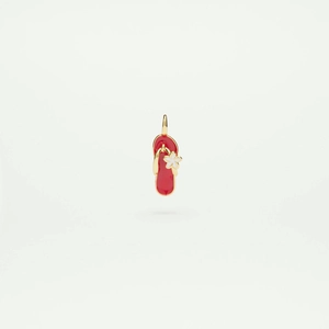 Vue macro d'un pendentif tong plaqué or 18K avec émail rouge et détail fleur blanche