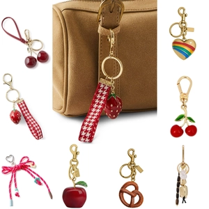 Mode Emaille Erdbeere Kirsche Taschenanhänger Für Damen DIY Schleife Schlüsselanhänger Mit Künstlicher Perle Strass