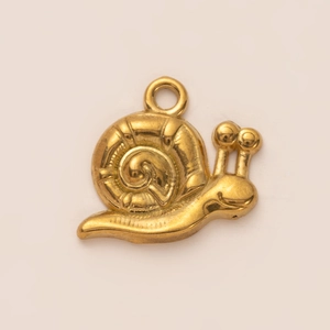 Detail eines 18K vergoldeten Edelstahlanhängers in Schneckenform, poliert