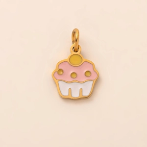 Vue macro d'un pendentif cupcake doré 18K avec détails en émail rose et jaune fin