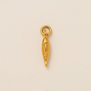 Detalle del colgante de perro chapado en oro 18k con textura granulada y anilla