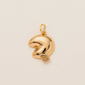 Dettaglio del ciondolo a biscotto della fortuna placcato oro 14k con scritta Good Luck