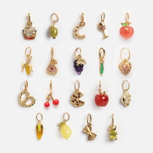 Dettaglio di ciondoli a forma di frutta e cibo placcati in oro 14K con smalto e cristalli
